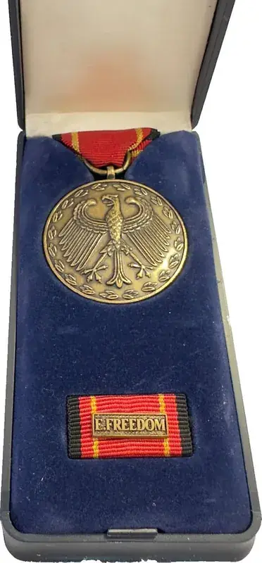 Deutschland Bundeswehr Bronze Einsatzmedaille mit Bandspange zw. 2001-heute E.Freedom Kampf gegen den internationalen Terrorismus sehr gut | Versand noch heute