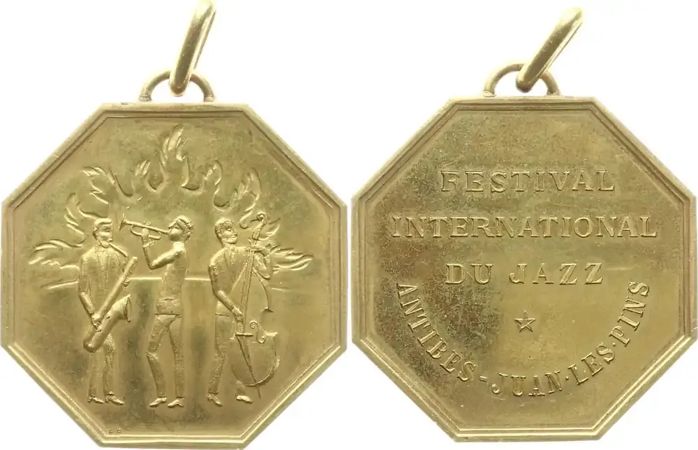 Frankreich, 5. Republik, Antibes Tragbare oktogonale vergoldete Bronzemedaille o.J. (nach 1960) Sign. A B, Münze Paris, auf das Jazzfestival von Antibes, Jazz à Juan Äußerst selten, vorzüglich, min. Kr. Originalöse und Ring - Aktionspreis