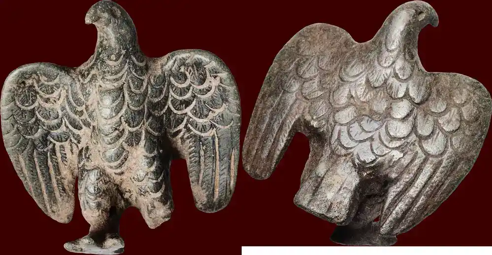 Bronze ARCHAEOLOGICAL OBJECT – ROMAN – eagle figurine, 1st / 3rd century AD Imperial eagle standing facing with spread wings. A wonderful and fierce cast-bronze figurine of a standing eagle with a raised - Werkspreis